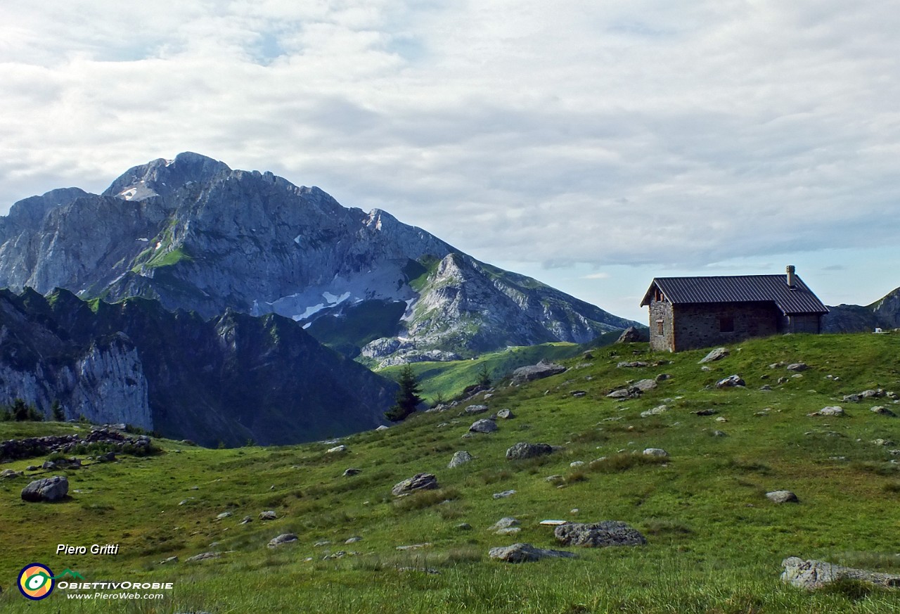 20 Baita Monte Campo (1878 m)  con Corna Piana e  Pizzo Arera.JPG